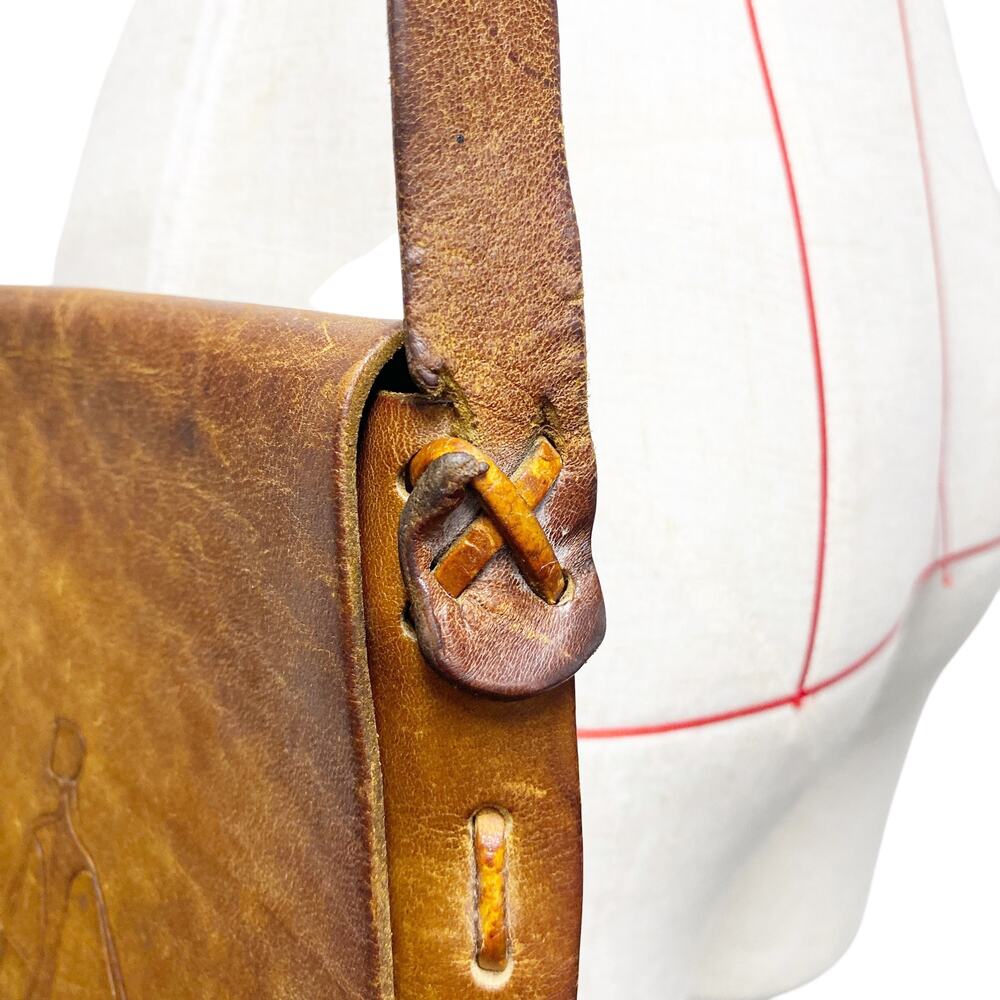 Vintage Handmade Tooled Leather Figures Line Art Flap Saddle Bag - Picture 8 of 12